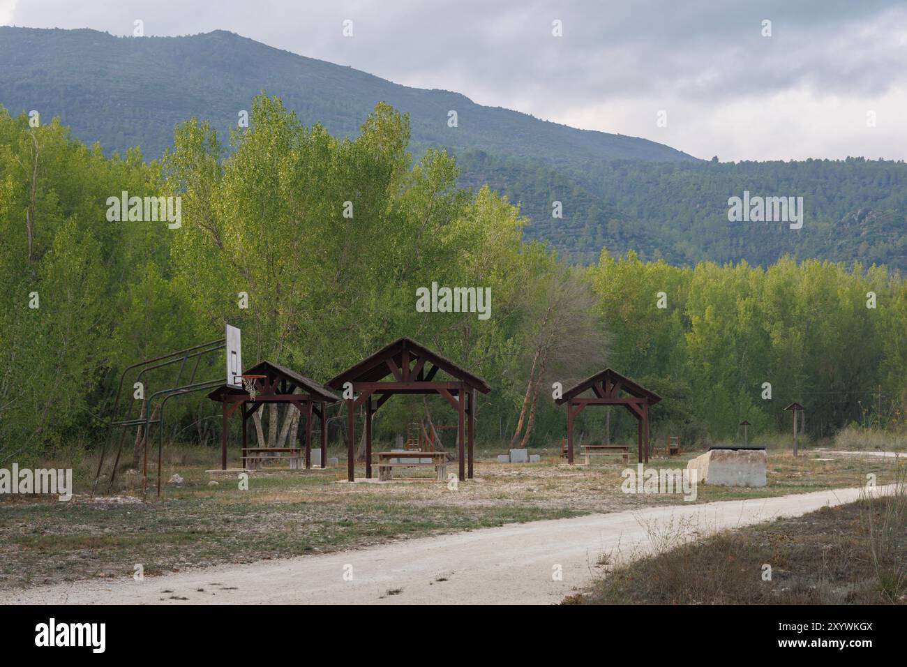 Paesaggio con le aree picnic dell'area ricreativa del fiume Serpis nella città di Lorcha, Spagna Foto Stock