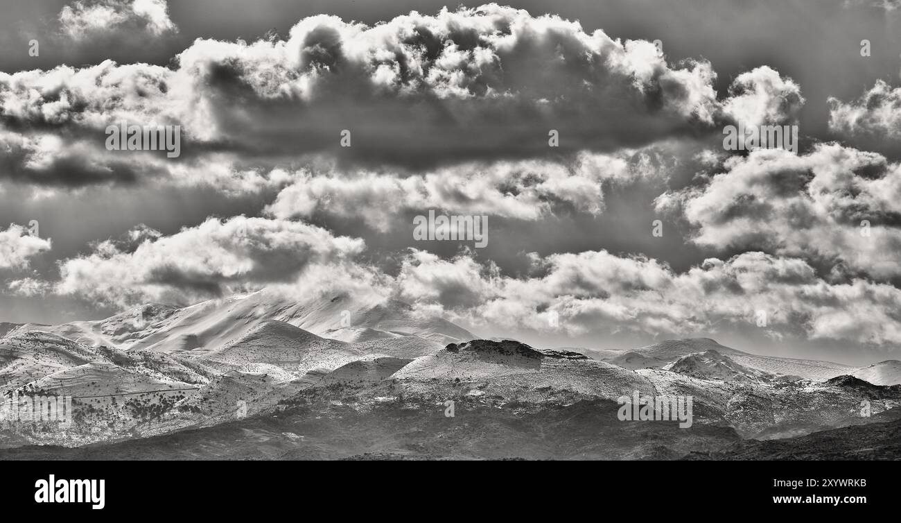 Paesaggio bianco e nero con montagne innevate e nuvole spettacolari nel cielo, Lefka Ori, White Mountains, massiccio montuoso, ovest, Creta, Grecia, Foto Stock