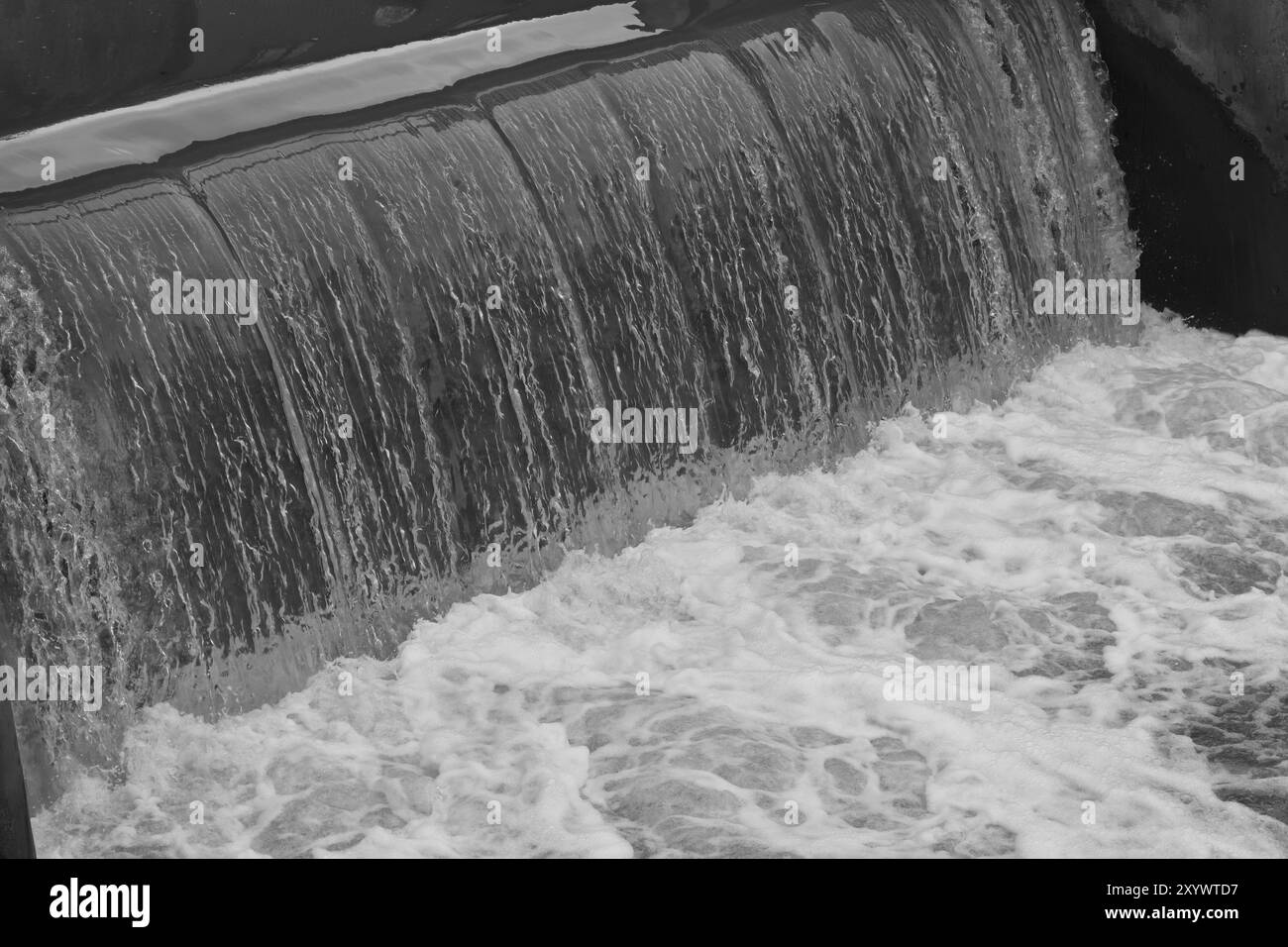 Girovagare su un piccolo fiume Weir su un piccolo fiume Foto Stock