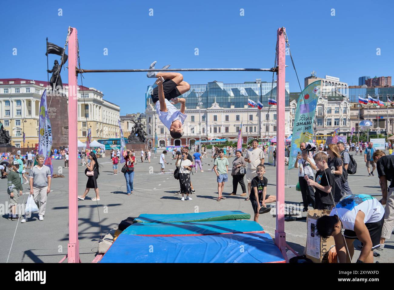 Vladivostok, Russia. 31 agosto 2024. Un ragazzo dimostra le sue abilità sulla barra orizzontale durante un evento della giornata della conoscenza a Vladivostok, Russia, 31 agosto 2024. L'evento della giornata della conoscenza si è tenuto sabato a Vladivostok per celebrare l'inizio del nuovo anno scolastico. L'evento, che presenta sport, arte e giochi, ha attirato molti bambini. Crediti: Guo Feizhou/Xinhua/Alamy Live News Foto Stock