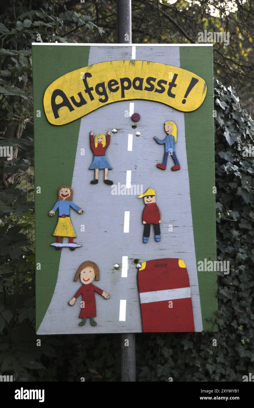 Cartello di avvertimento per bambini che giocano Foto Stock