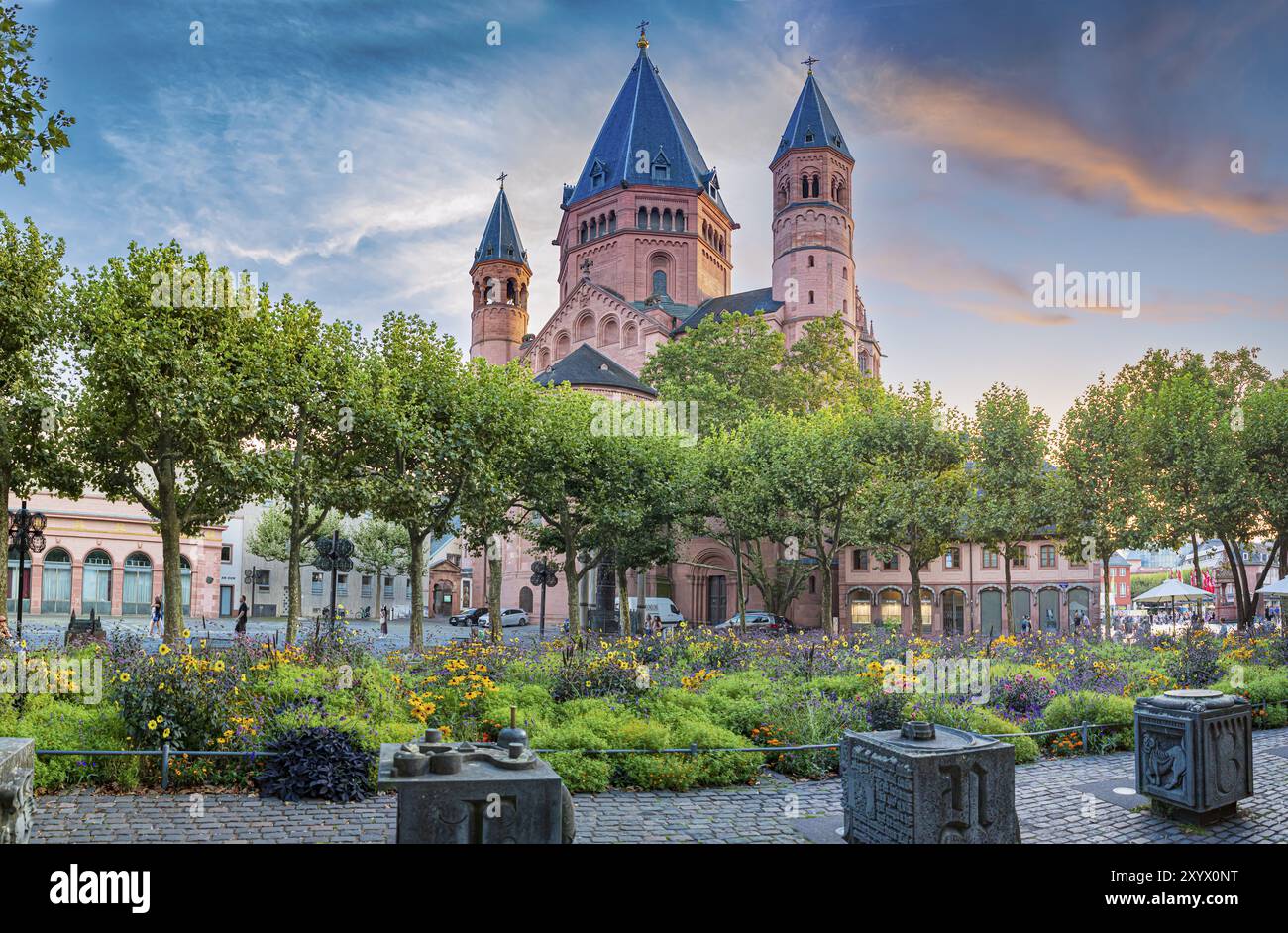 Cattedrale di San Martino e Piazza della Cattedrale di Magonza, al tramonto, Renania-Palatinato, Germania, Europa Foto Stock