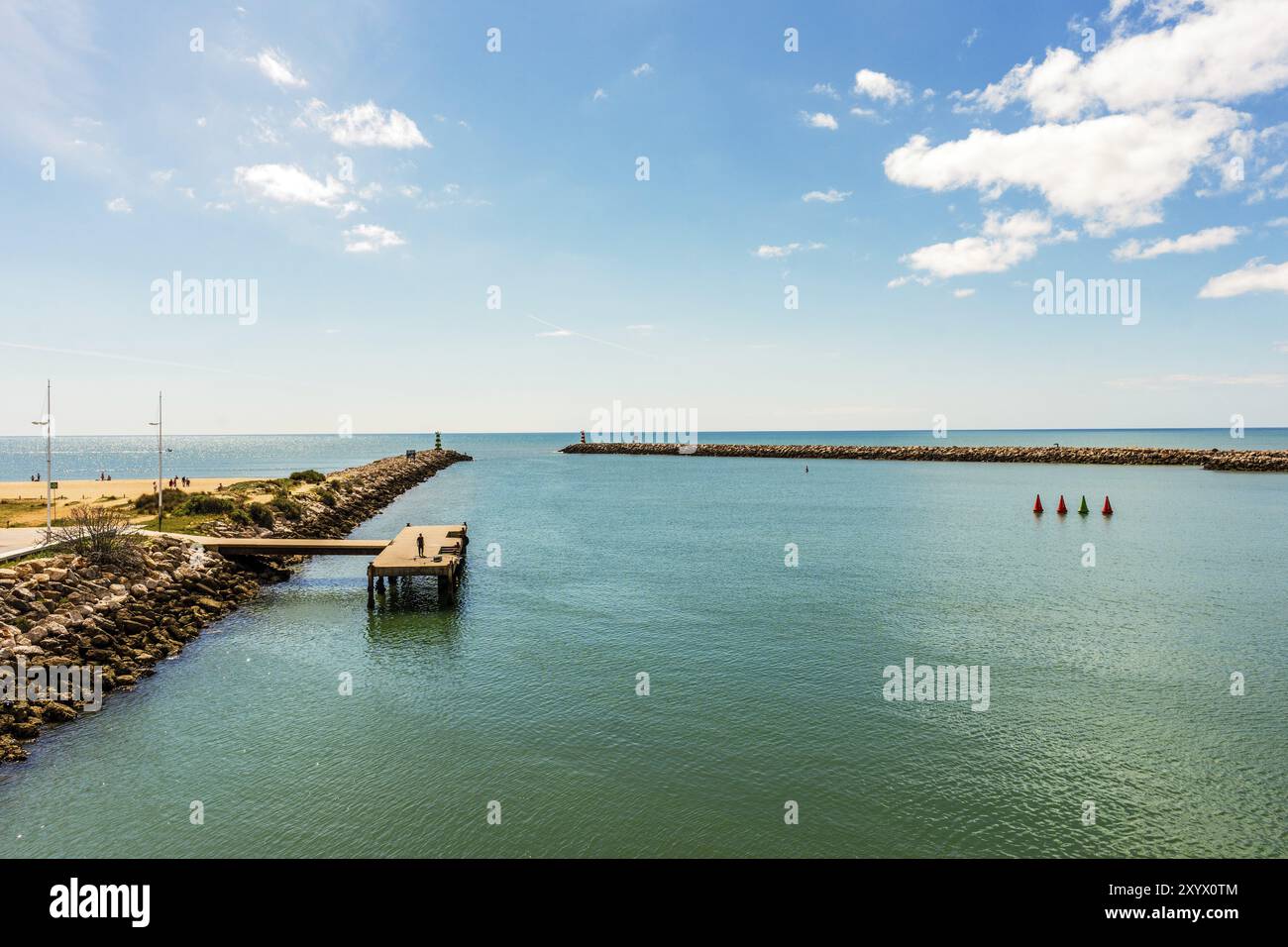 Vista minimalista del porticciolo con piccolo molo a Vilamoura, Quarteira, Algarve, Portogallo, Europa Foto Stock