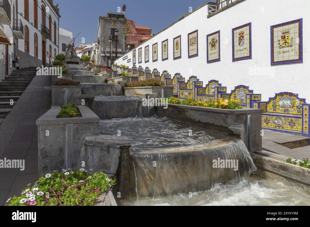 Panchine in ceramica alle scale d'acqua Paseo de Canarias, Firgas, Gran Canaria, Isole Canarie, Spagna, Firgas, Gran Canaria, Isole Canarie, Spagna, Europa Foto Stock