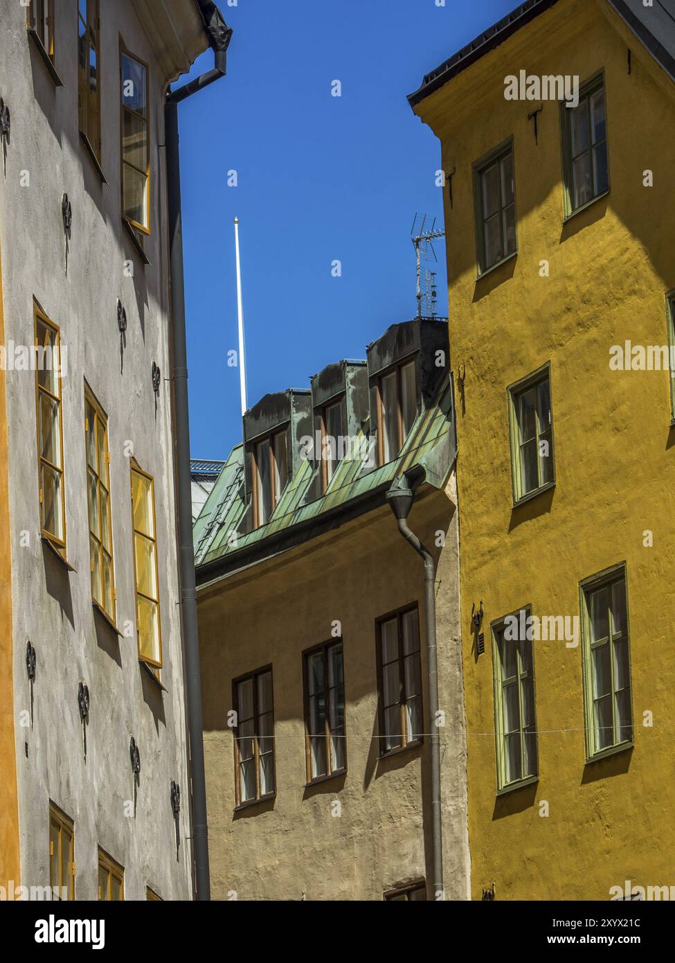 Edifici storici in una strada stretta, con facciate colorate, tipico scandinavo, stoccolma, Mar baltico, svezia, scandinavia Foto Stock