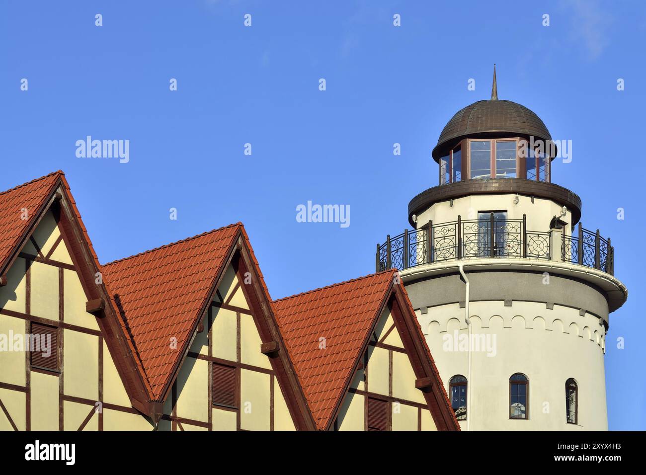 Faro nel villaggio di pescatori. Kaliningrad, ex Kenigsberg, Russia, Europa Foto Stock