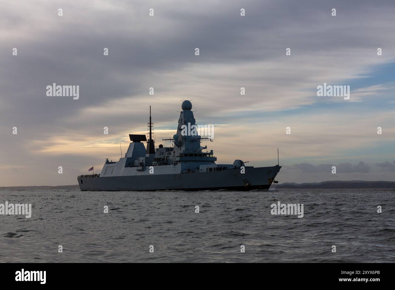 HMS Diamond D34 sul Solent alla luce del mattino presto. Foto Stock