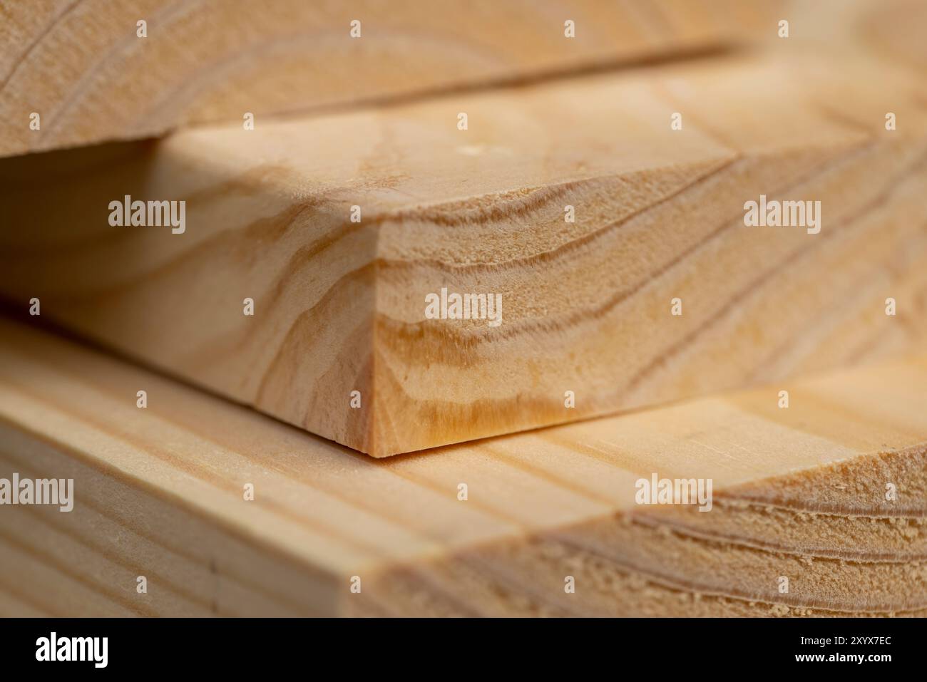 pannelli in legno di pino per lavori di costruzione, pannelli in legno utilizzati per lavori di costruzione e riparazione in legno, primo piano Foto Stock