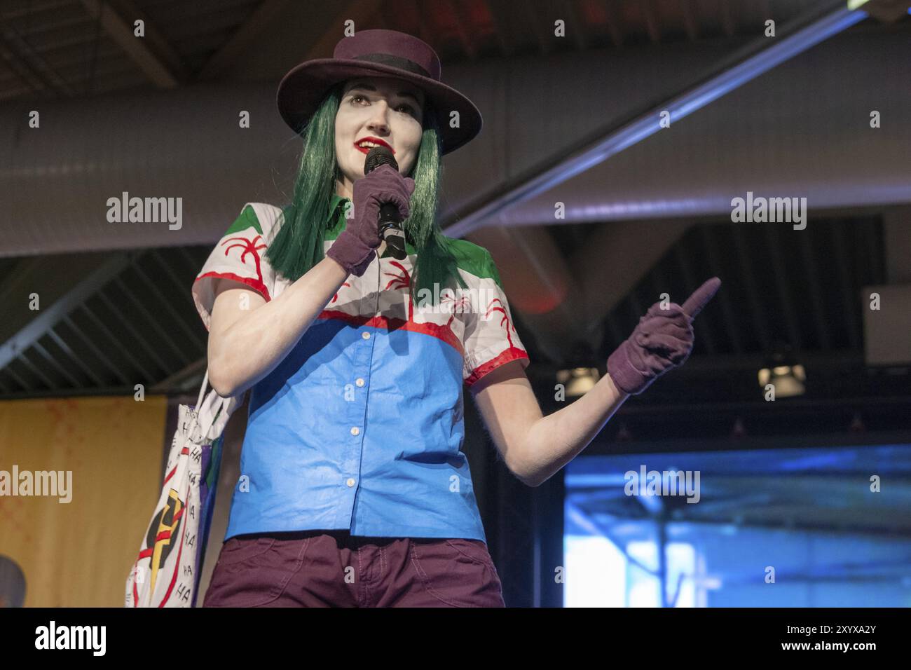DORTMUND, GERMANIA, 1 dicembre 2018: Cosplayer interpreta il personaggio di una jolly al Comic con Dortmund, una convention di due giorni per i fan Foto Stock