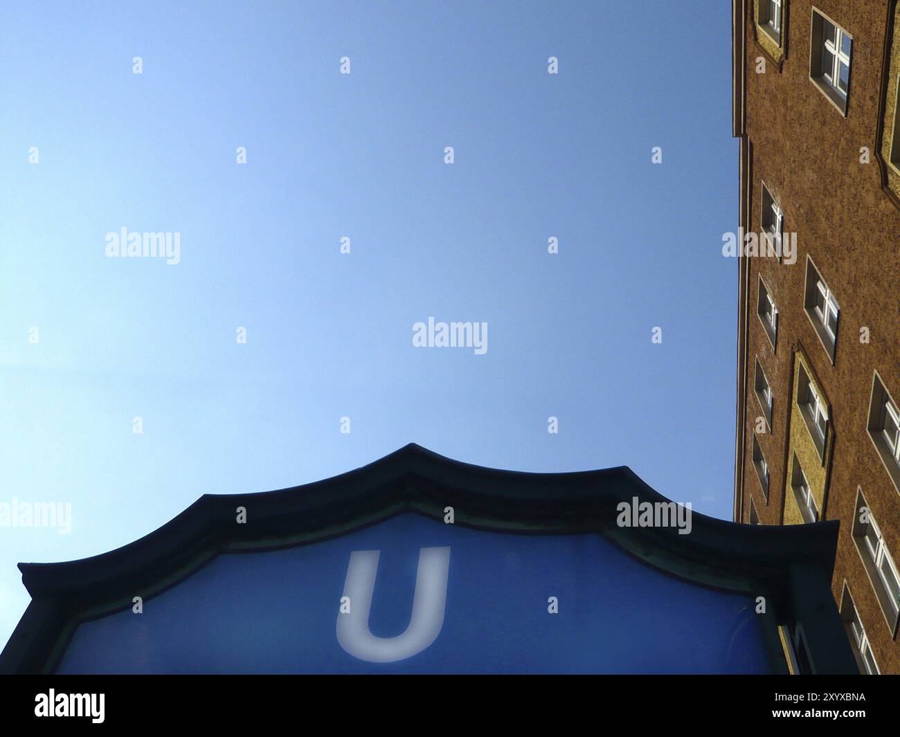 Segnaletica blu al neon della metropolitana di Berlino di fronte al cielo blu Foto Stock