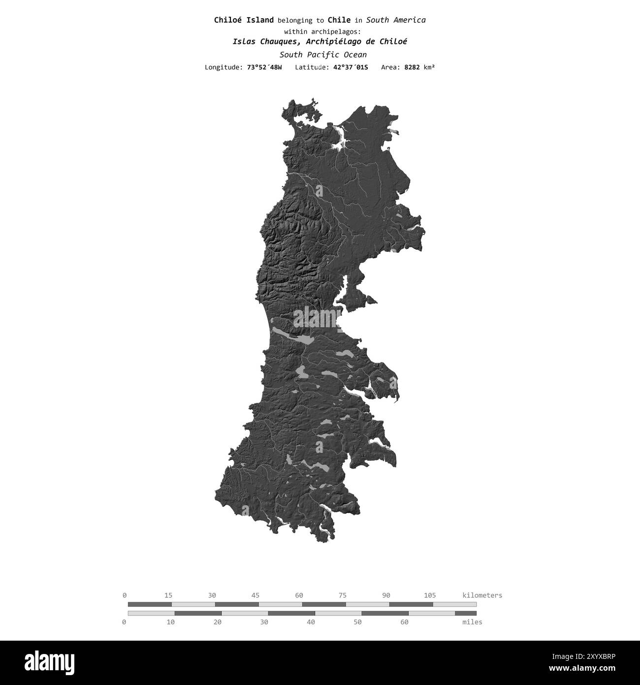 Isola di Chiloe nell'Oceano Pacifico meridionale, appartenente al Cile, isolata su una mappa di elevazione a due livelli, con scala di distanza Foto Stock