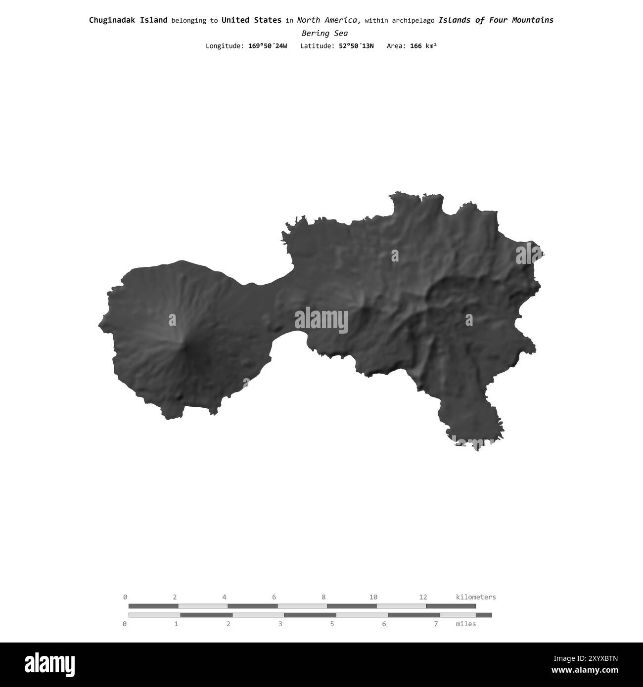 Isola di Chuginadak nel Mare di Bering, appartenente agli Stati Uniti, isolata su una mappa di elevazione a due livelli, con scala di distanza Foto Stock