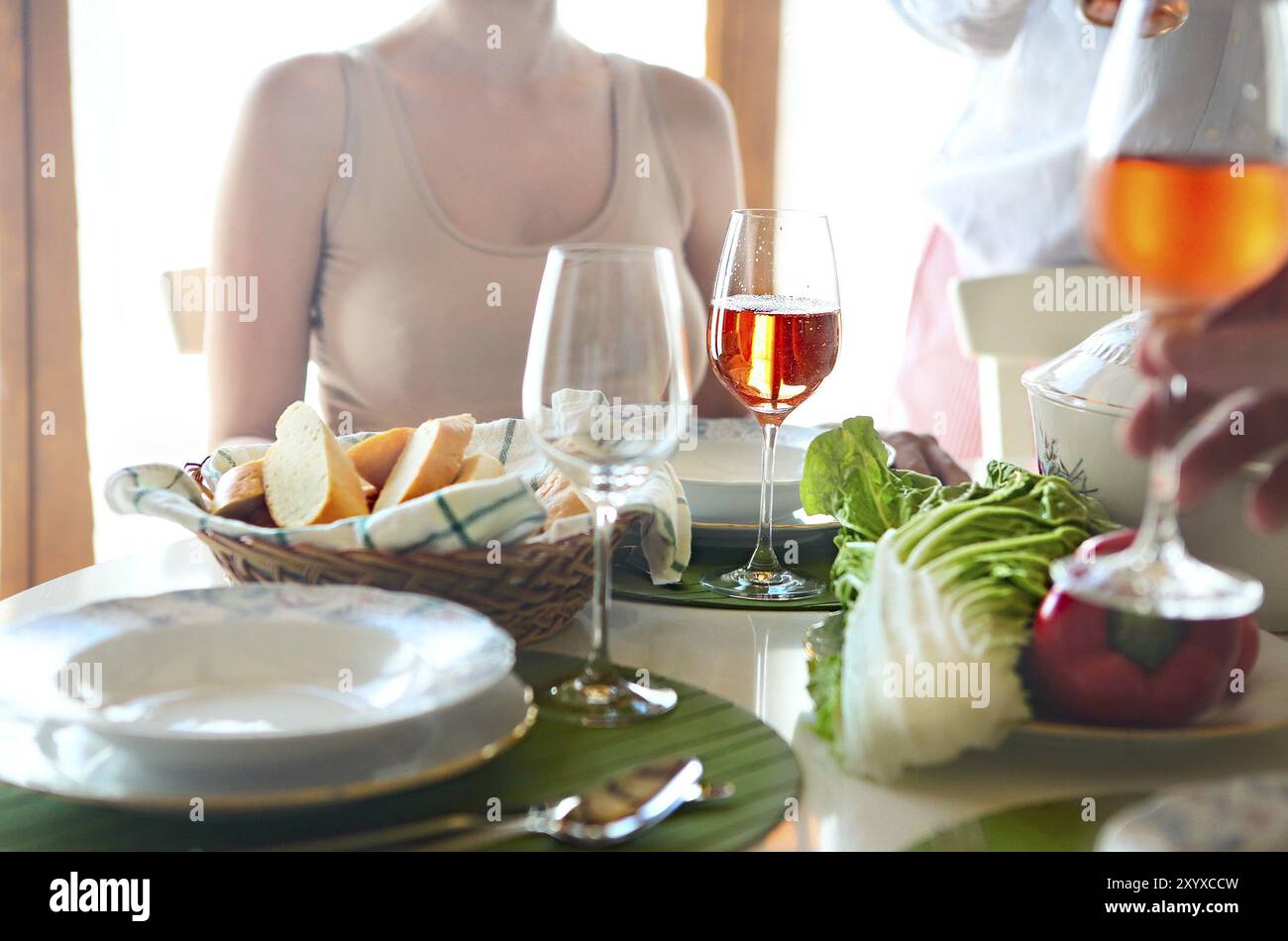 Chiusura del tavolo con il vino rosato, zuppa di pesce e insalata di pollo Foto Stock