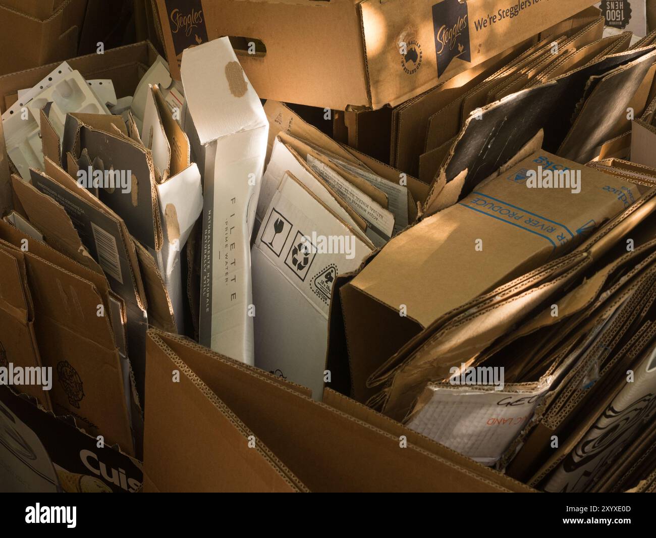Assortimento di materiale di scarto in cartone piegato dalle scatole per il prelievo e la raccolta ad Adelaide, Australia. Foto Stock