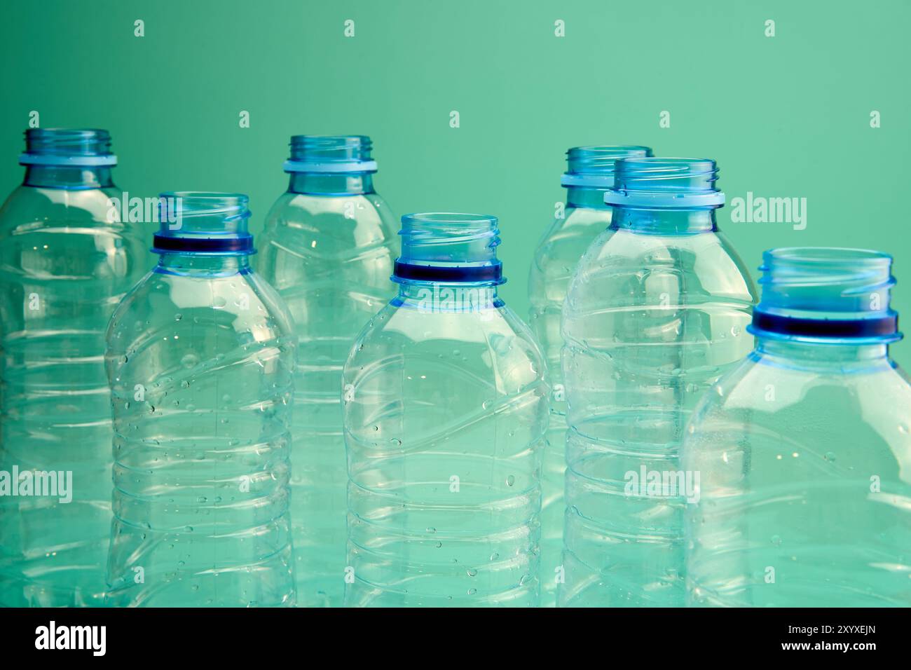 Un passo verso l'ecosostenibilità, bottiglie di plastica pronte per il riciclaggio Foto Stock