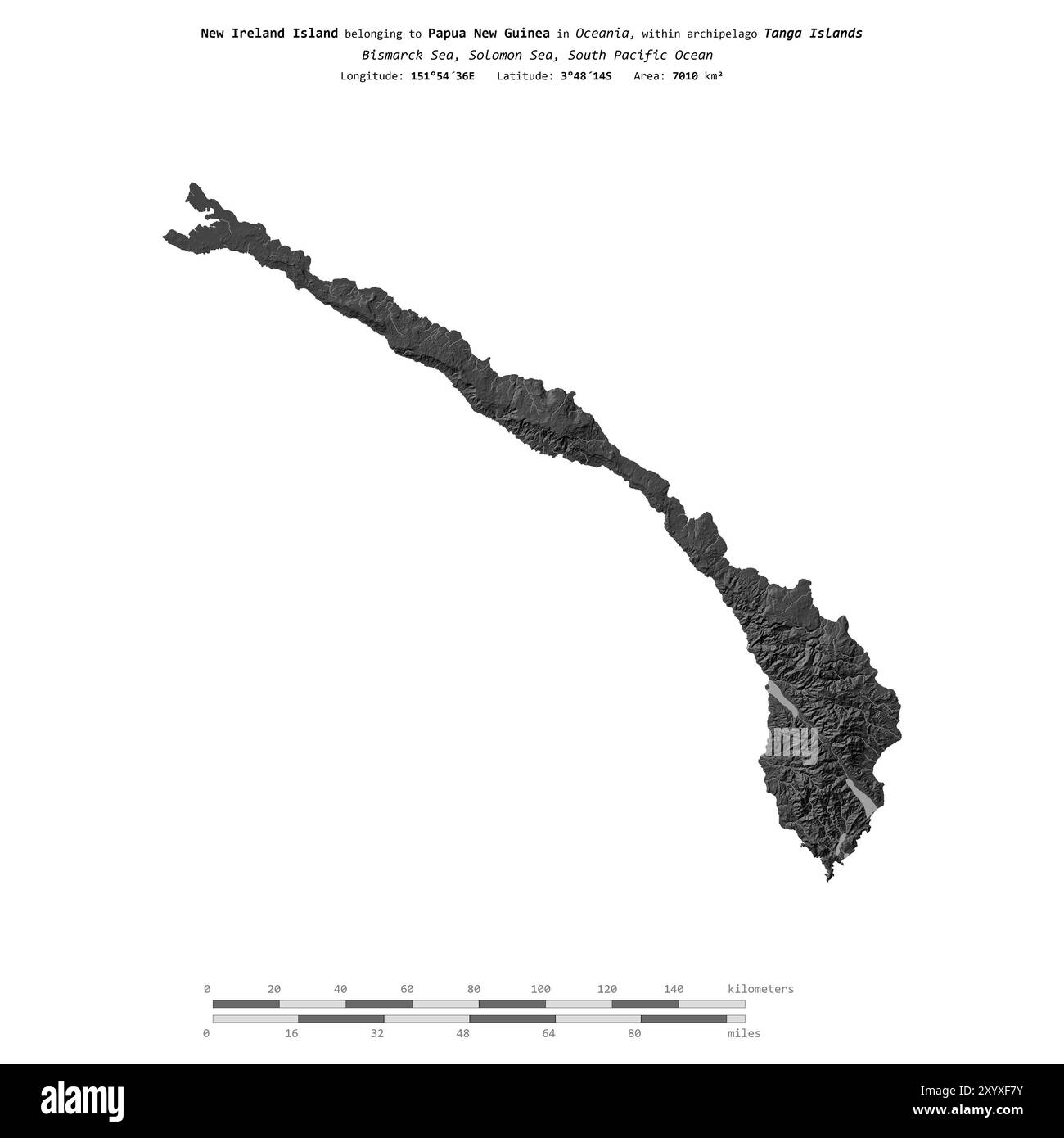 Isola della nuova Irlanda nel Mare delle Salomone, appartenente alla Papua nuova Guinea, isolata su una mappa di elevazione a due livelli, con scala di distanza Foto Stock