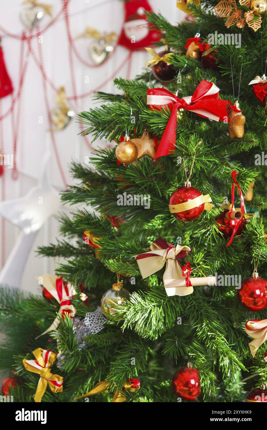 Scena di natale con albero di Natale e decorazioni Foto Stock