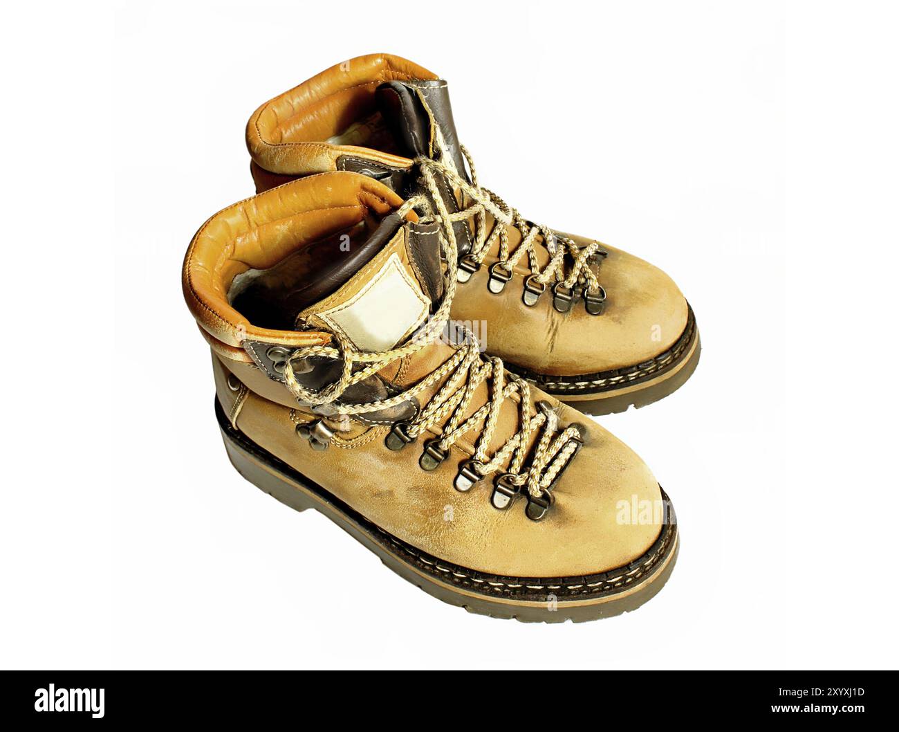 Un paio di vecchi stivali gialli isolati su sfondo bianco Foto Stock