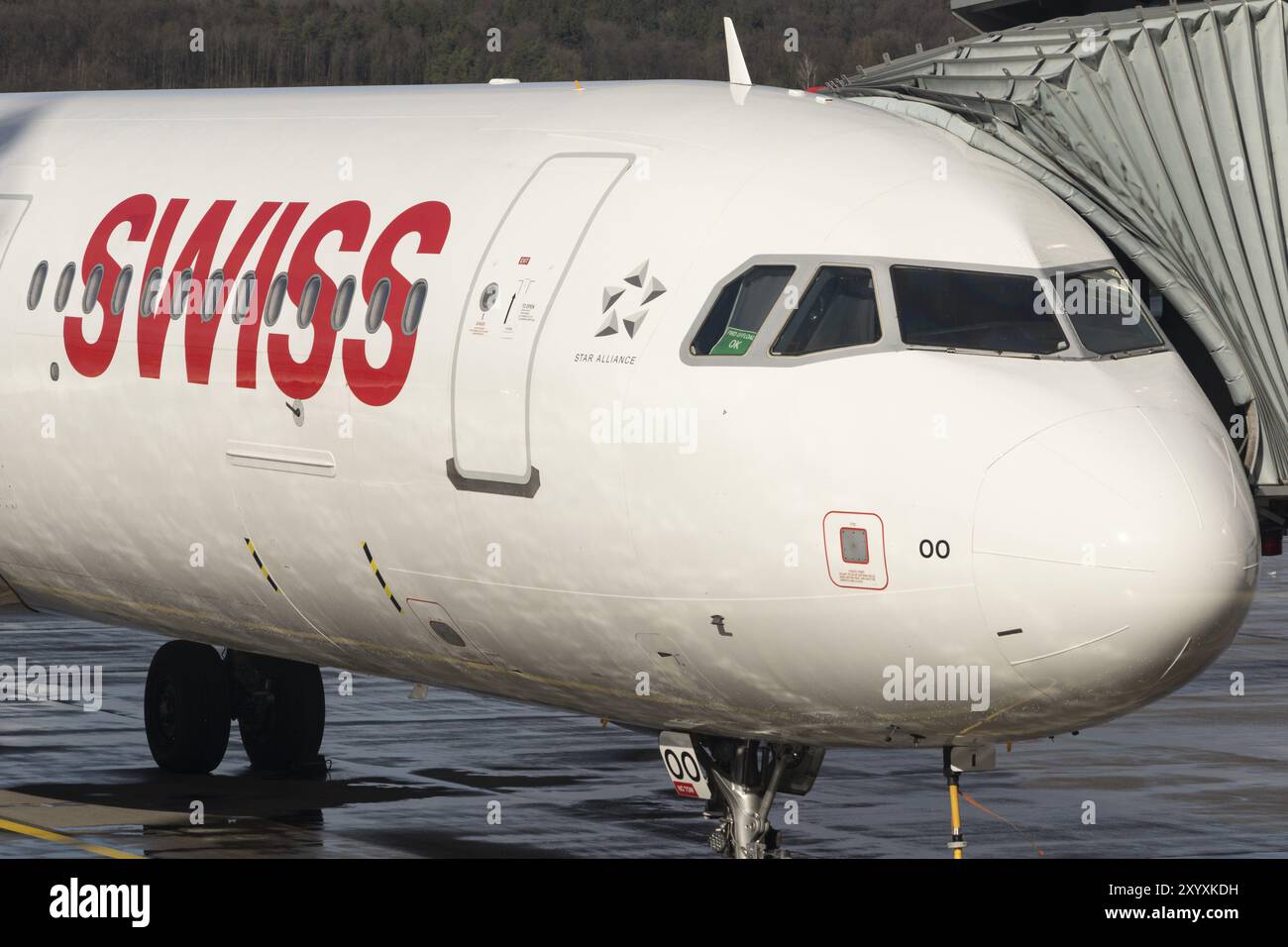 Volo, Airbus A321-212 aereo passeggeri della compagnia aerea Swiss International Air Lines al terminal sotto la pioggia dell'aeroporto di Zurigo, Zurigo, Switzer Foto Stock