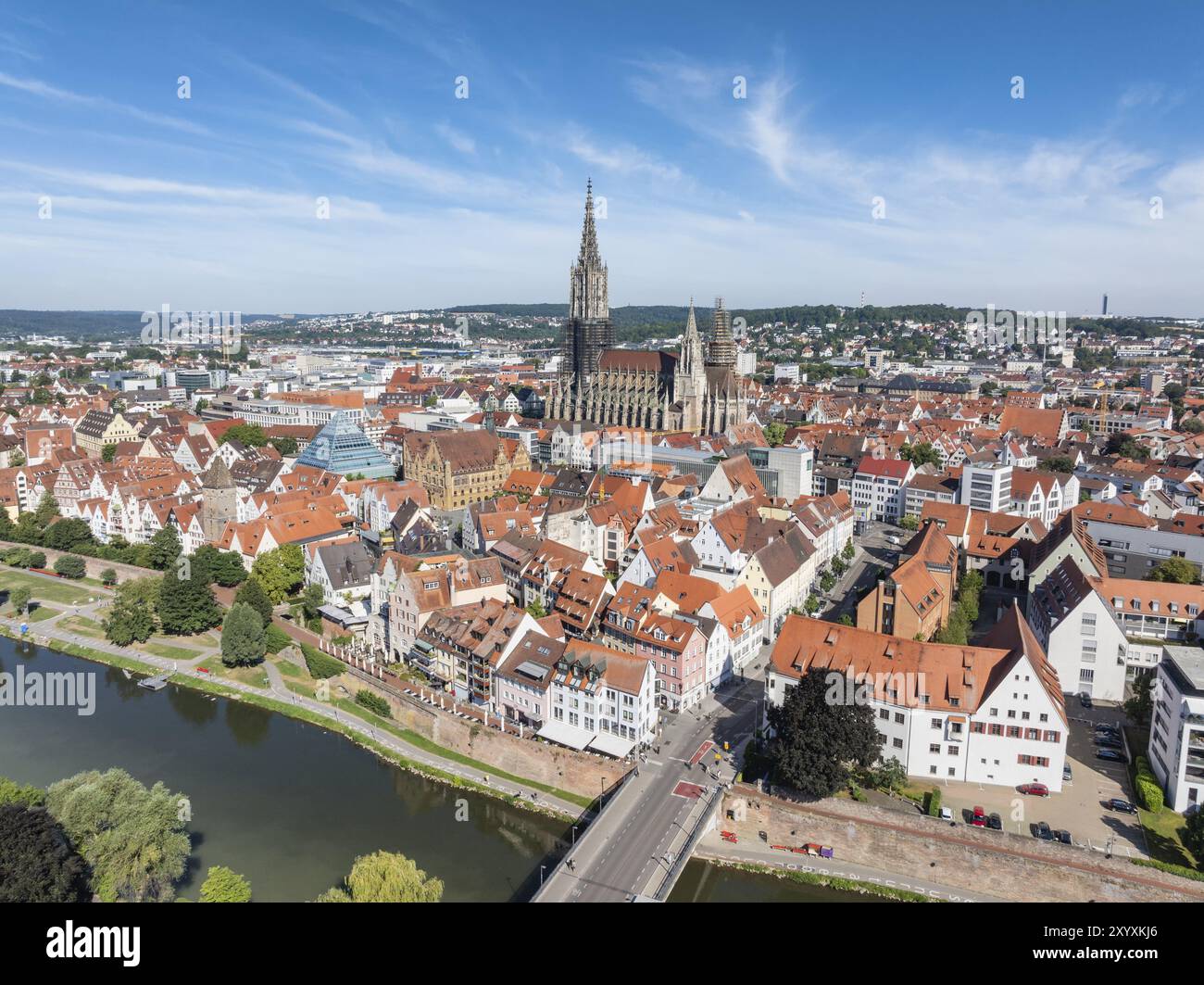 Vista aerea del centro storico di Ulma con il Danubio e la cattedrale, Ulma, Baden-Wuerttemberg, Germania, Europa Foto Stock