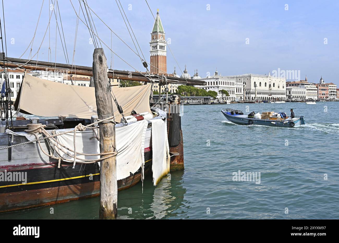 La vecchia barca a Bassin San Marco Foto Stock