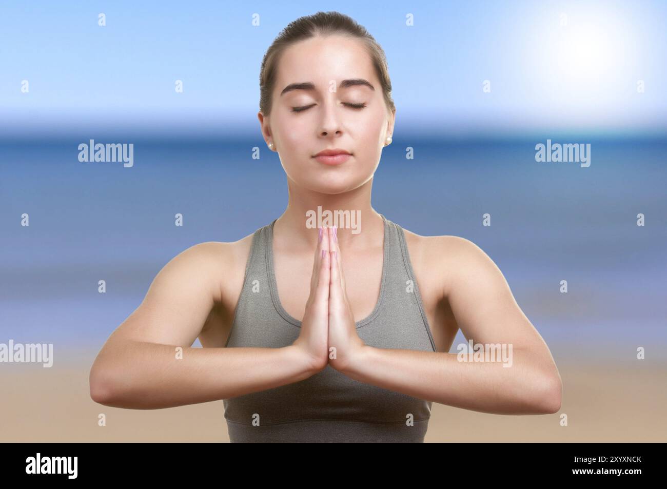 Donna fare yoga su una spiaggia Foto Stock