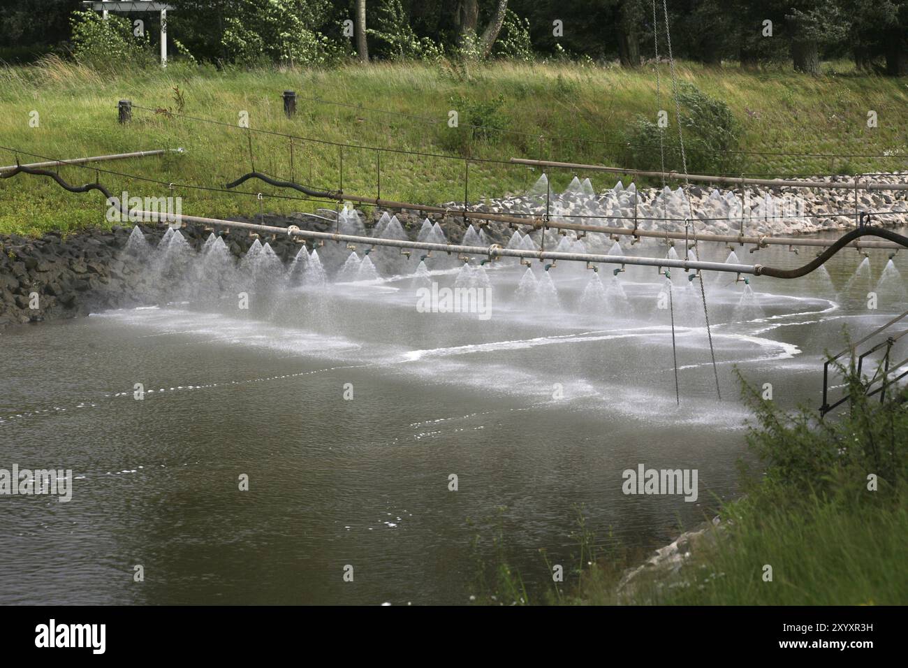 Sistema di irrorazione alla centrale nucleare di Grohnde sulle rive del Weser. In questo modo si distrugge la schiuma presente nell'acqua di raffreddamento che viene scaricata Foto Stock