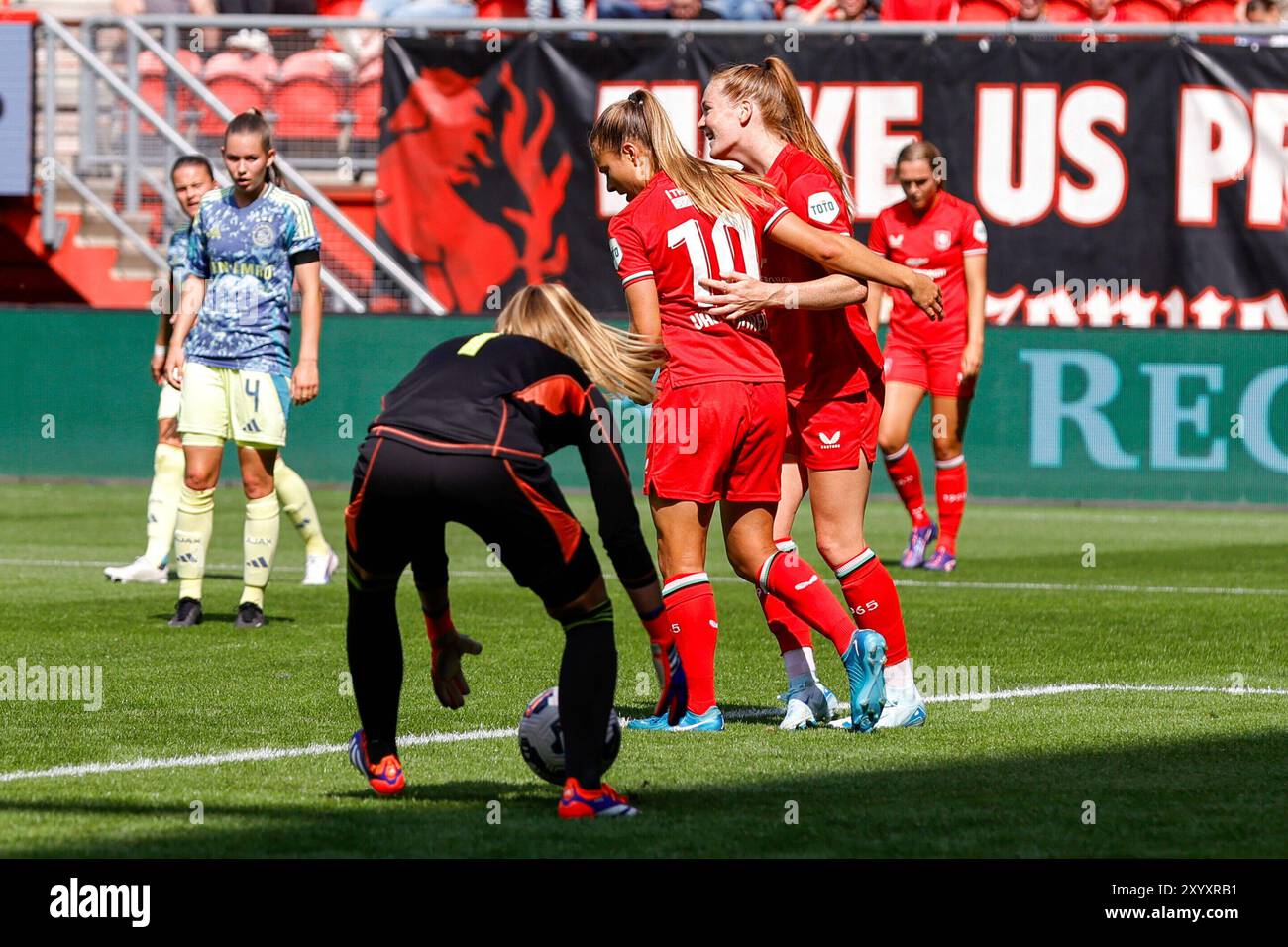 Enschede, Paesi Bassi. 31 agosto 2024. ENSCHEDE, PAESI BASSI - AGOSTO 31: Kayleigh van Dooren del FC Twente festeggia dopo aver segnato il suo primo gol nella Supercoppa olandese di Vrouwen partita tra FC Twente Women e AFC Ajax Women a De Grolsch veste il 31 agosto 2024 a Enschede, Paesi Bassi. (Foto di Raymond Smit/Orange Pictures) credito: dpa/Alamy Live News Foto Stock