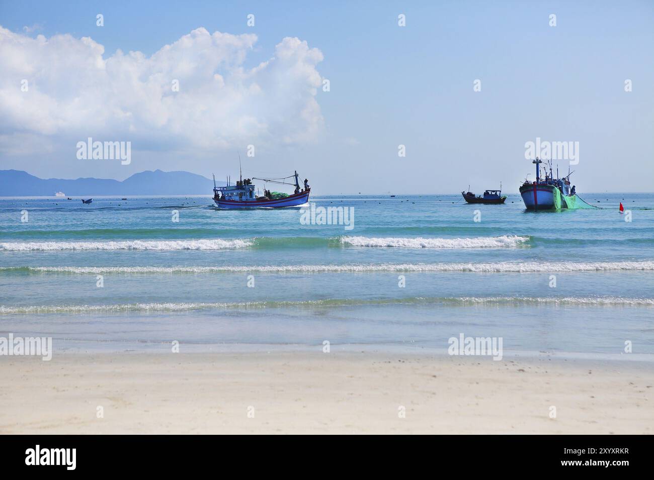 Barche sulla spiaggia Zoklet. Il Vietnam paesaggio. Spiaggia di sabbia e le onde del mare. Sfondo naturale Foto Stock