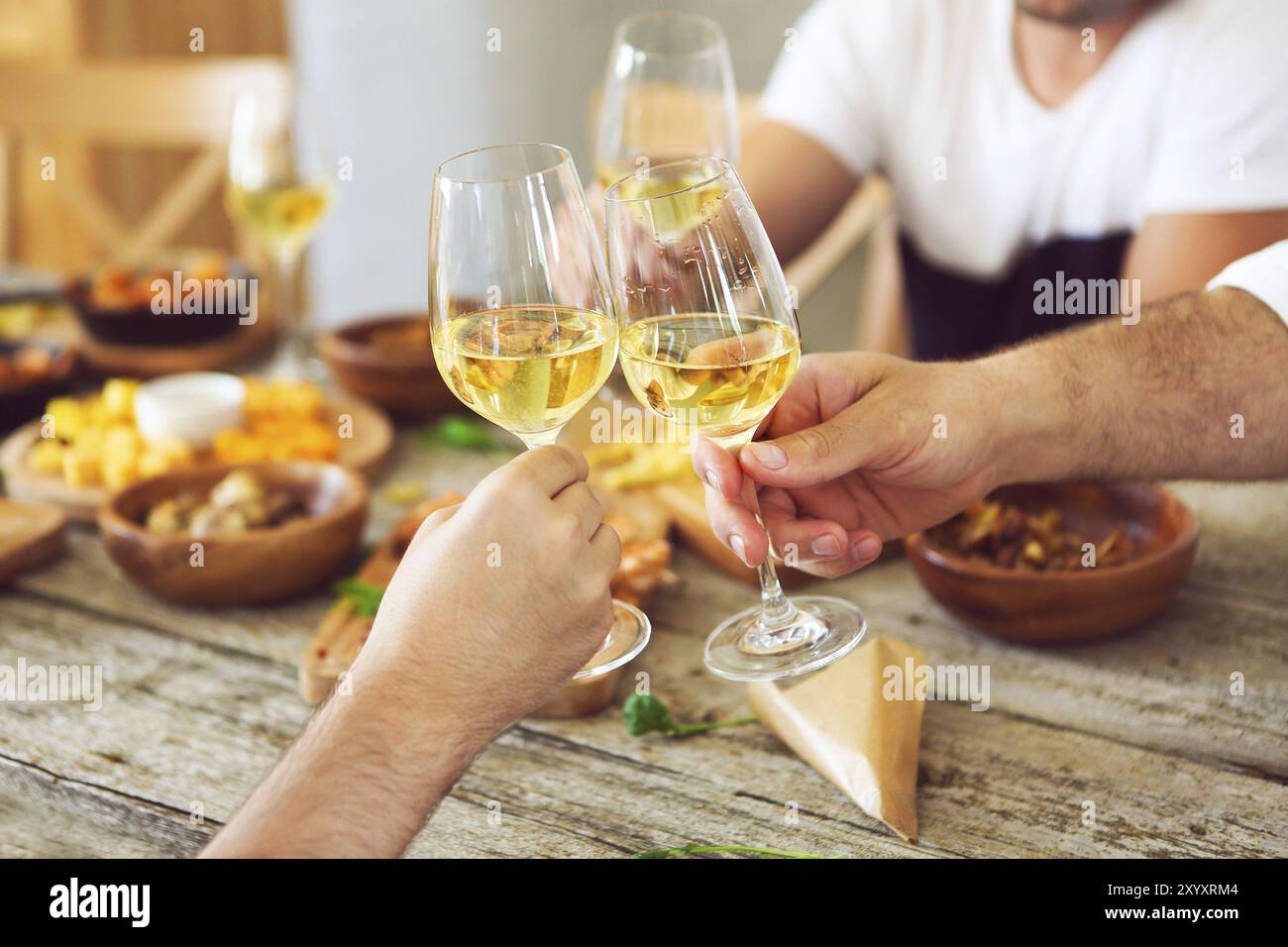 Mani con calici da bianco. La cena e la celebrazione Foto Stock