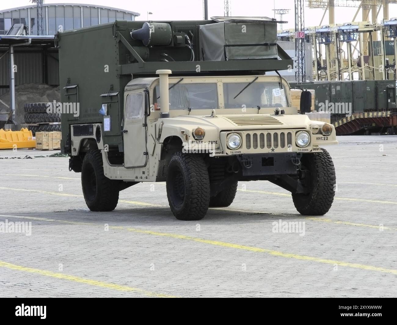 Veicolo militare davanti alla spedizione. Jeep pronta per la spedizione a bordo Foto Stock