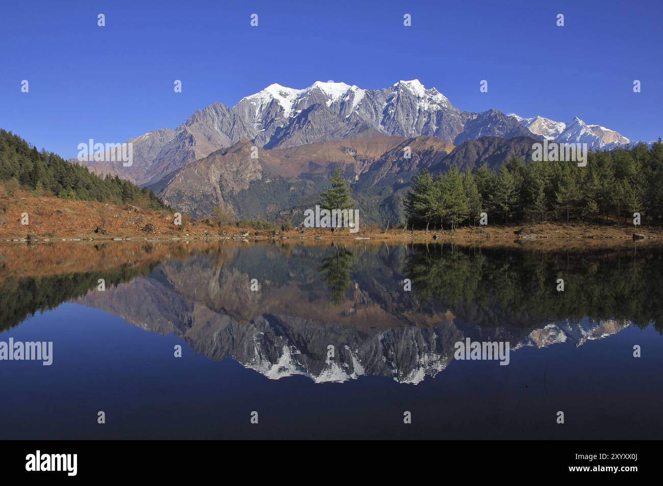 Autunno in scena la Annapurna Conservation Area, Nepal. Montare Nilgiri, foresta e lago Sekong Foto Stock