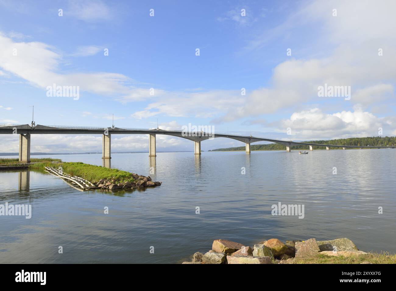 Torsoebruecke in Svezia. Torsoe è l'isola più grande del lago Vaenern. Torsoe è il nome dell'isola più grande del lago svedese Vaenern Foto Stock