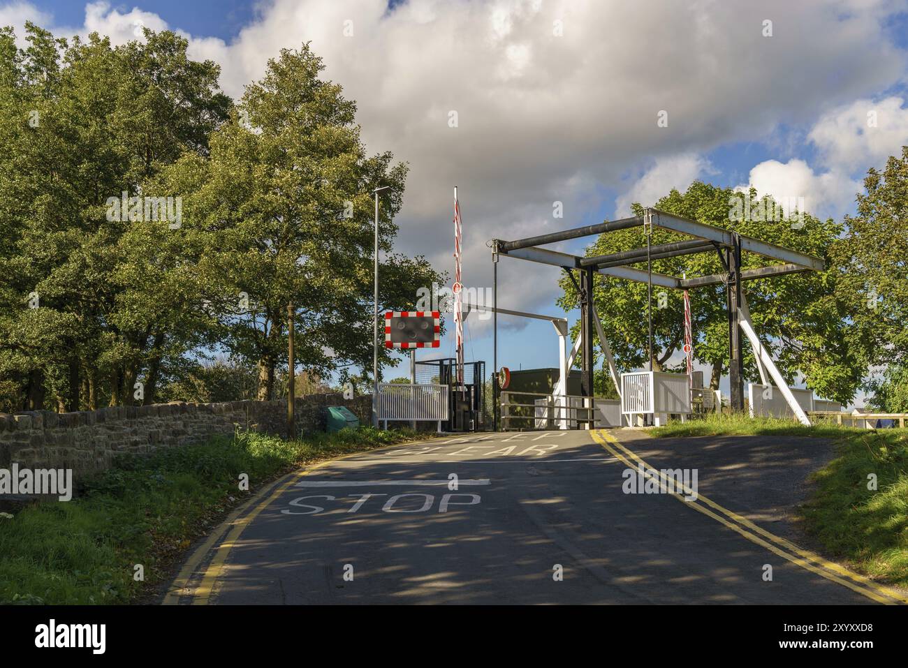 Ponte di sollevamento sul Monmouthshire Brecon Canal, visto a Talybont a Usk, Powys, Galles, Regno Unito Foto Stock