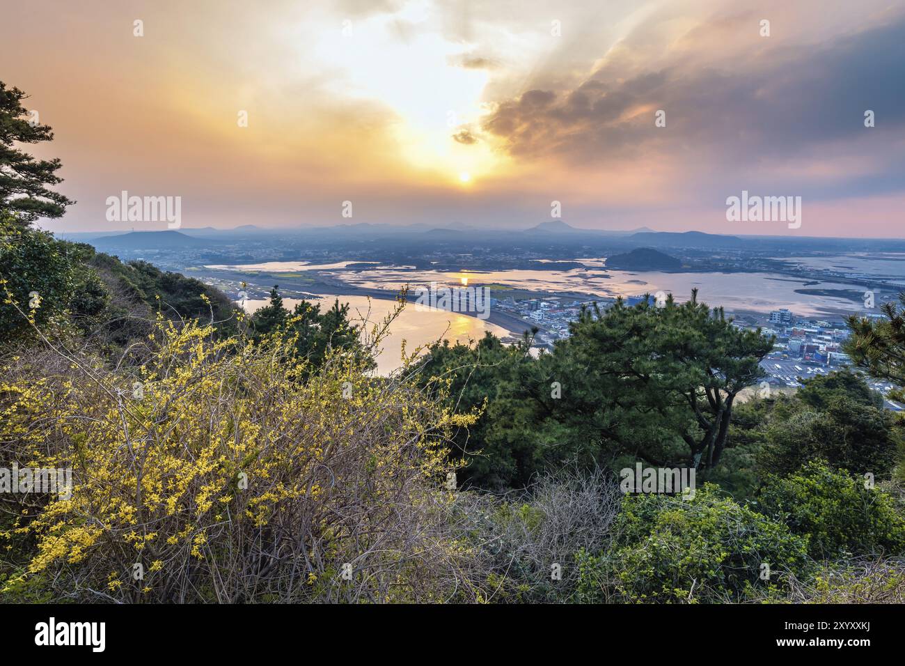 Jeju Island Corea del Sud, paesaggio naturale tramonto a Jeju città skyline vista da Seongsan Ilchulbong Foto Stock