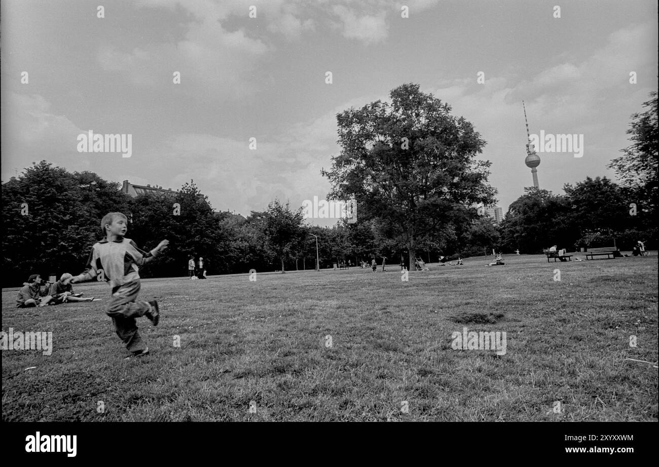 Germania, Berlino, 18.06.1991, Monbijou Park, torre televisiva, bambino, Europa Foto Stock