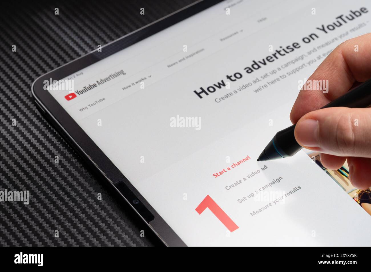 New York, Stati Uniti d'America - 2 agosto 2024: Come pubblicizzare su youtube la macro dello schermo del tablet vista ravvicinata Foto Stock