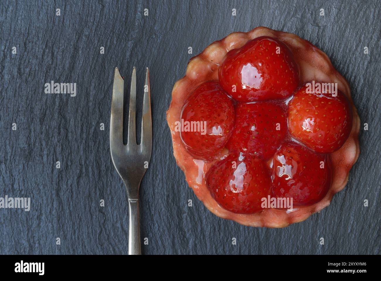 Tartlet di fragole con forchetta Foto Stock