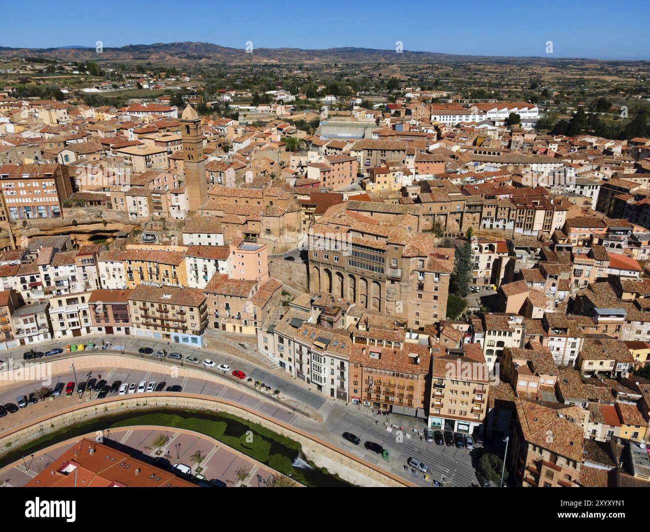 Vista aerea di una città storica con molte strade strette e tetti piastrellati, vista aerea, chiesa, Iglesia de Santa Maria Magdalena, palazzo vescovile, Palac Foto Stock