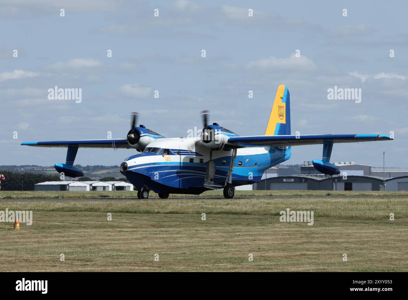 Un raro taxi americano Grumman Albatross per idrovolanti al Lee-on-Solent Airfield nell'Hampshire, Regno Unito, dopo il rifornimento. Stiamo per iniziare il viaggio di ritorno. Foto Stock