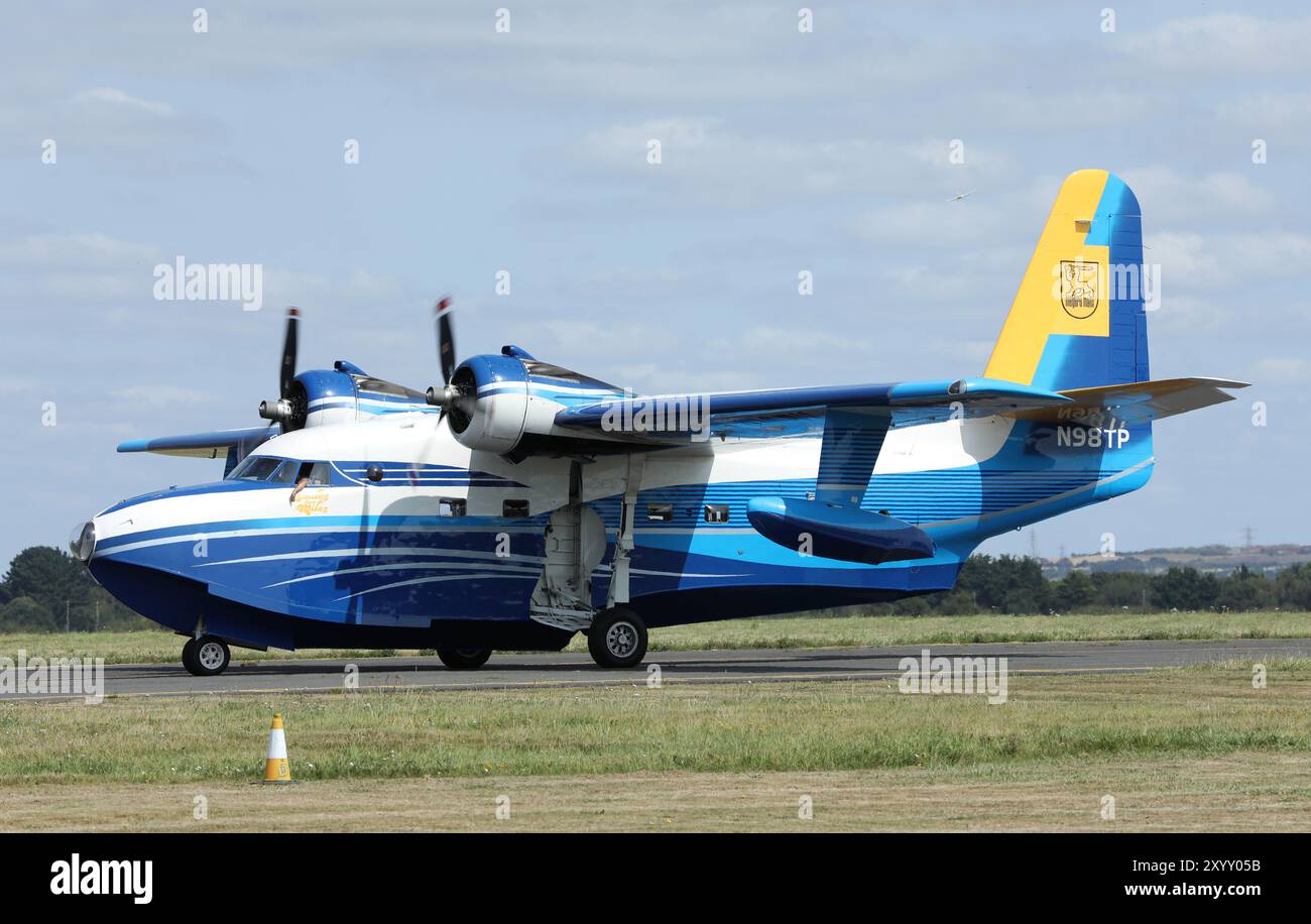 Un raro taxi americano Grumman Albatross per idrovolanti al Lee-on-Solent Airfield nell'Hampshire, Regno Unito, dopo il rifornimento. Stiamo per iniziare il viaggio di ritorno. Foto Stock