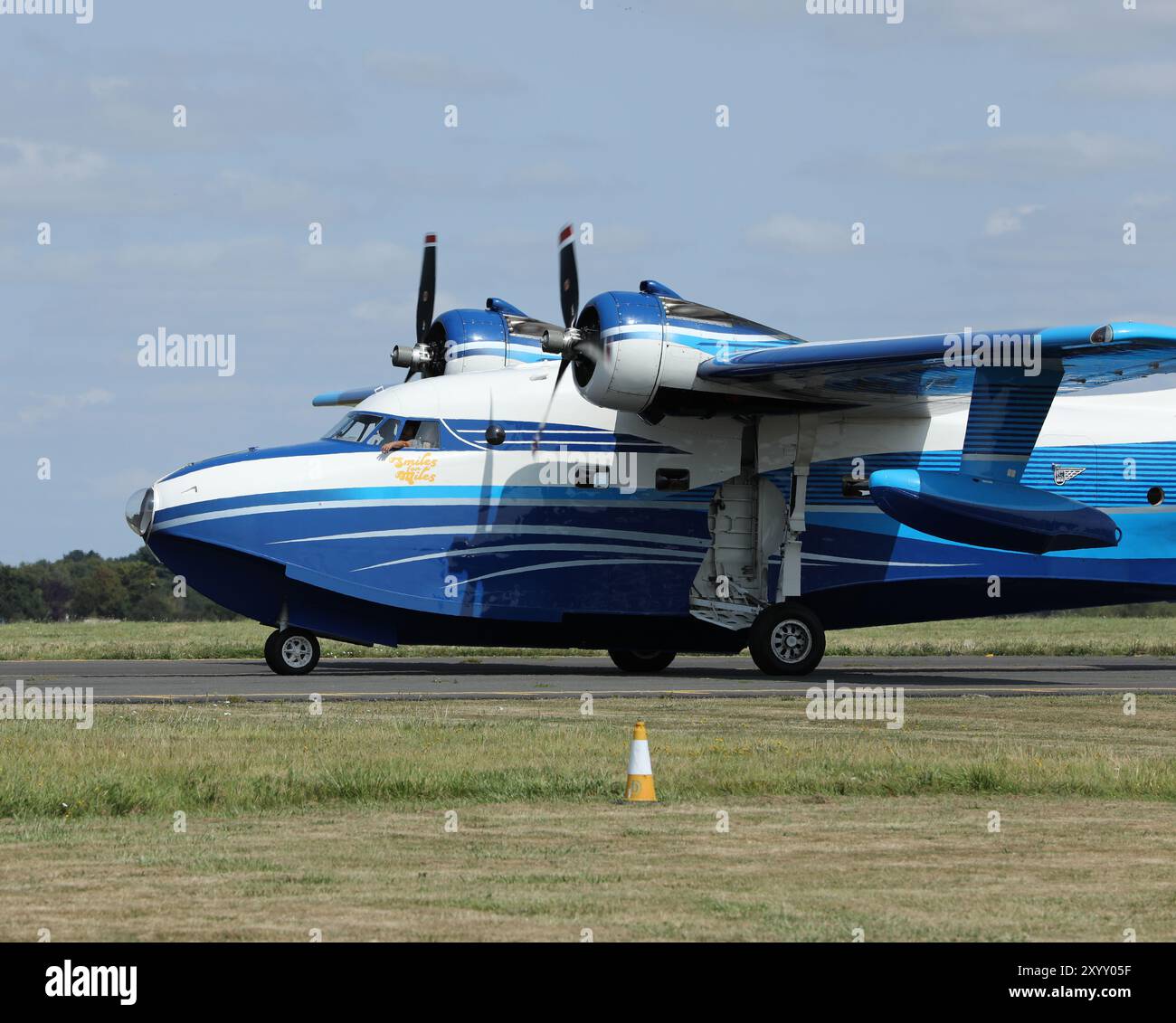 Un raro taxi americano Grumman Albatross per idrovolanti al Lee-on-Solent Airfield nell'Hampshire, Regno Unito, dopo il rifornimento. Stiamo per iniziare il viaggio di ritorno. Foto Stock