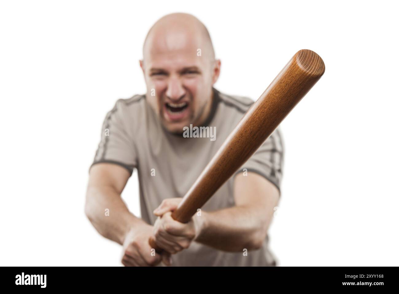 Concetto di violenza e aggressione, furioso urlante uomo arrabbiato con la mano che tiene la mazza da baseball Foto Stock