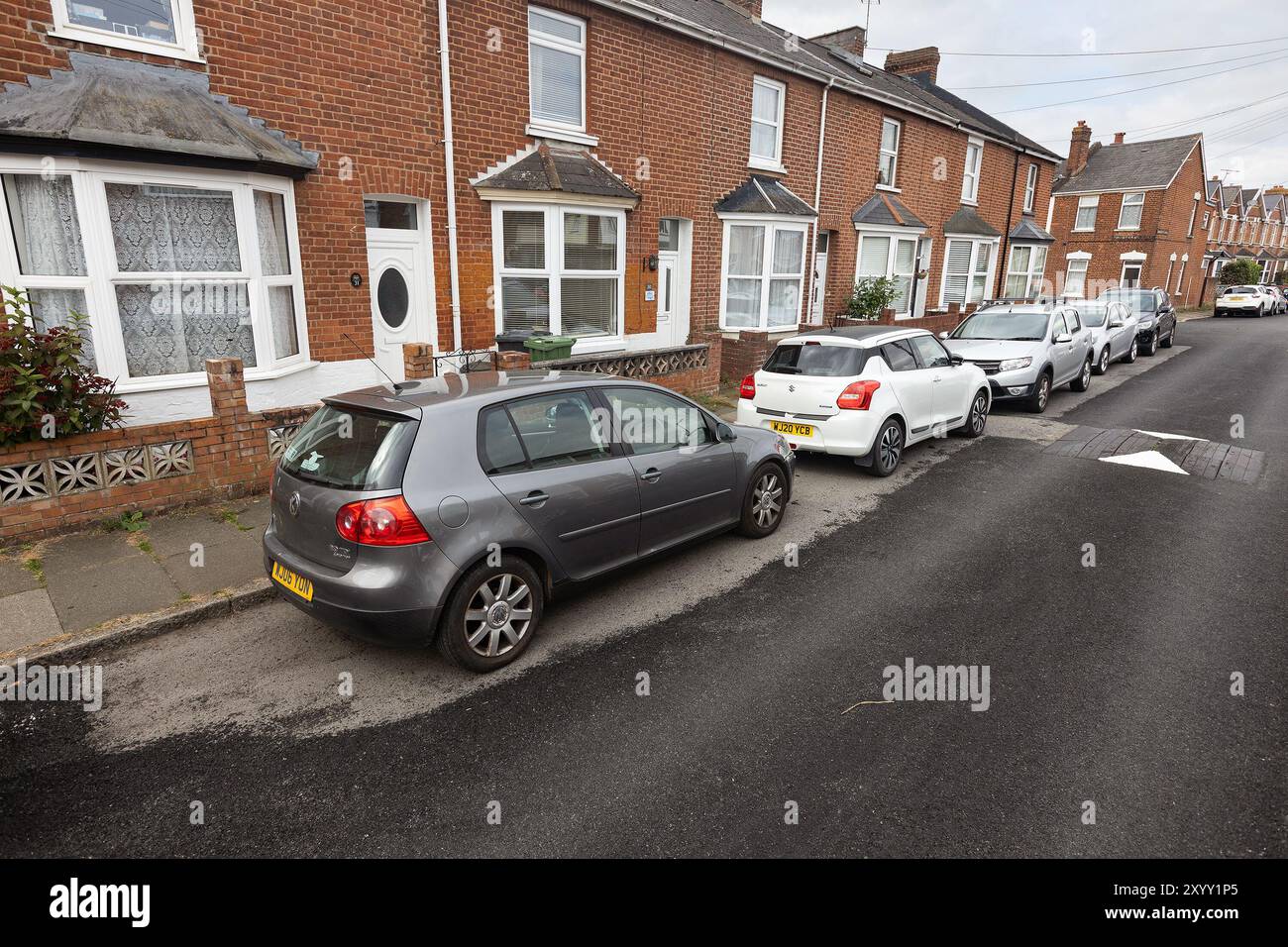 Exeter, Regno Unito. 31 agosto Queste riparazioni stradali sono a Exeter, le peggiori del Regno Unito? I residenti locali di Ebrington Road a Exeter sono stati lasciati in shock e incredulità per lo stato delle riparazioni stradali effettuate da appaltatori per conto del Devon County Council (DCC). La cattiva lavorazione includeva l'appannamento di una fogna, l'asfalto intorno alle auto parcheggiate e la cattiva finitura intorno ai tombini, cosa che ha causato preoccupazione ai residenti locali, dato che rappresentano un pericolo di inciampare! Il lavoro è iniziato e terminato il 12 agosto, con DCC che promette di completare il lavoro presto… Credito: Mark Passmore/Alamy Live News Foto Stock