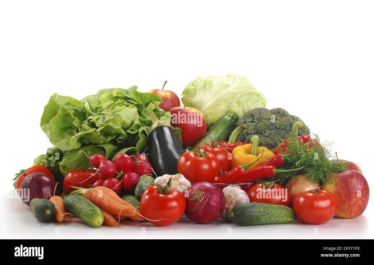 Composizione con verdure crude isolato su bianco Foto Stock