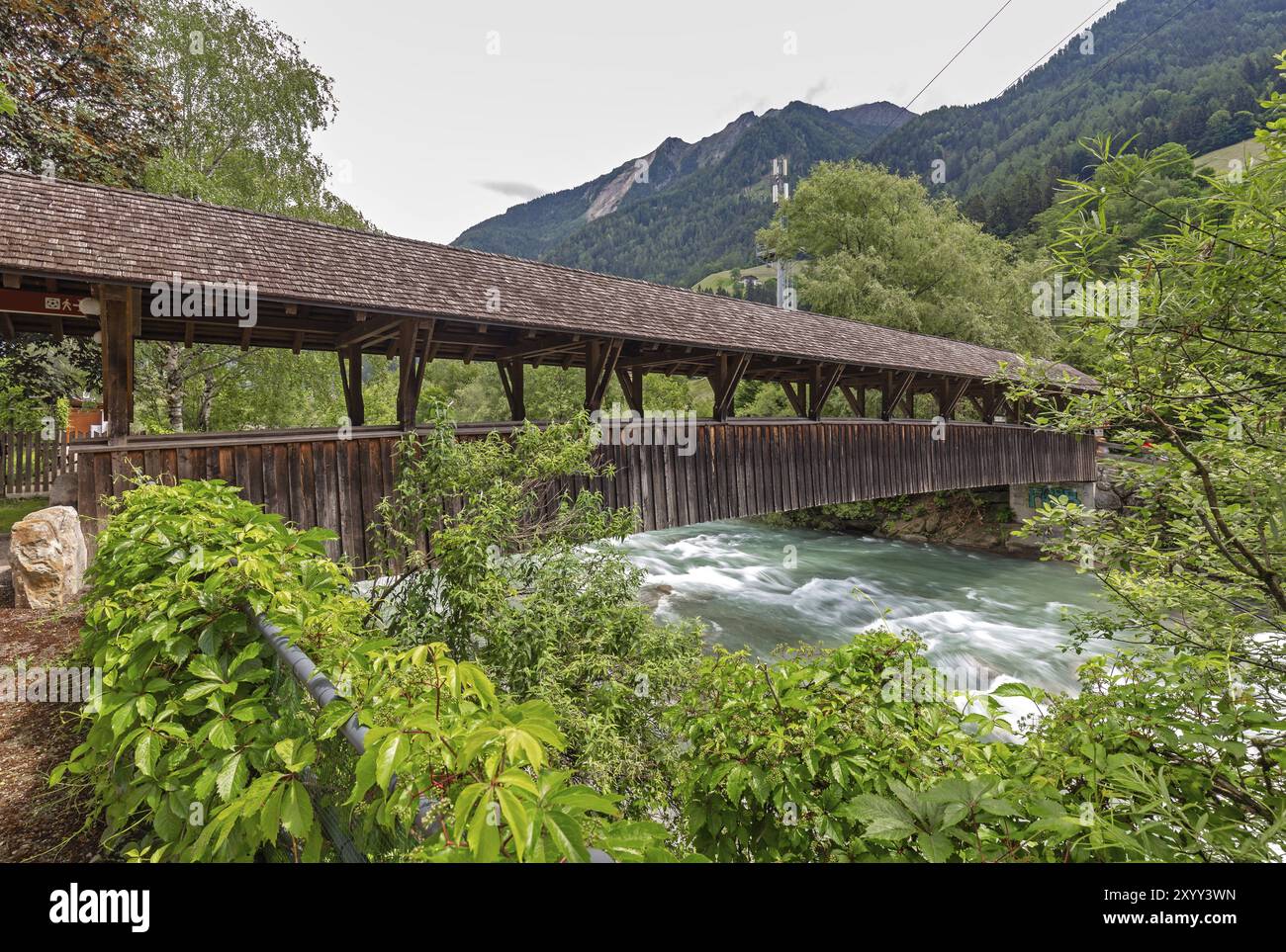 Ponte in legno sul Passiria a San Martino, Val Passiria, alto Adige Foto Stock