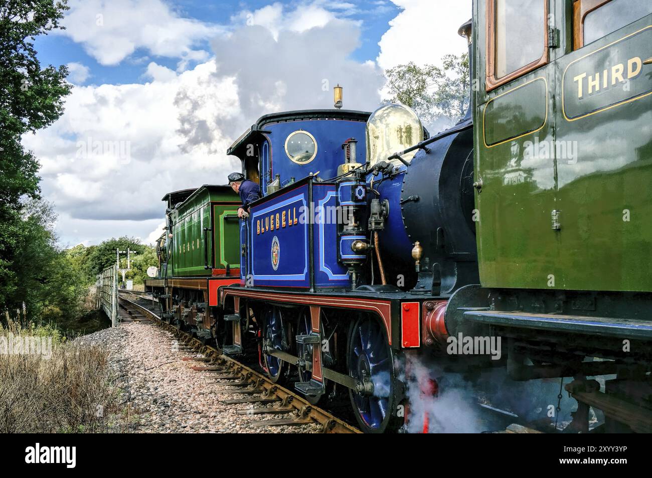 Classe C e Bluebell Motori a vapore lasciando Sheffield Park Station Foto Stock