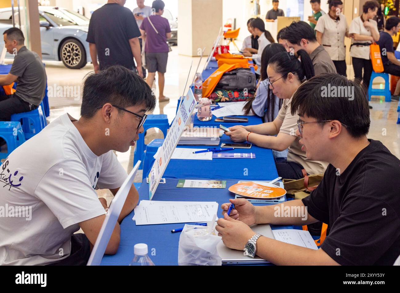 TAIZHOU, CINA - 31 AGOSTO 2024 - chi cerca lavoro comunica con i datori di lavoro in una fiera del lavoro a Taizhou, provincia di Jiangsu, Cina, 31 agosto 2024. Foto Stock