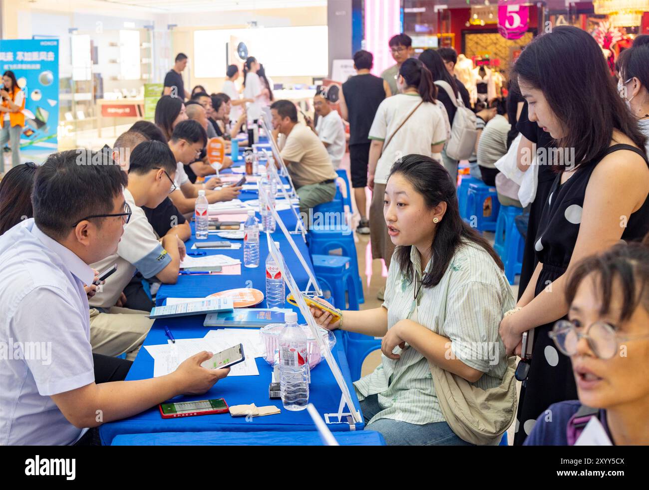 TAIZHOU, CINA - 31 AGOSTO 2024 - chi cerca lavoro comunica con i datori di lavoro in una fiera del lavoro a Taizhou, provincia di Jiangsu, Cina, 31 agosto 2024. Foto Stock