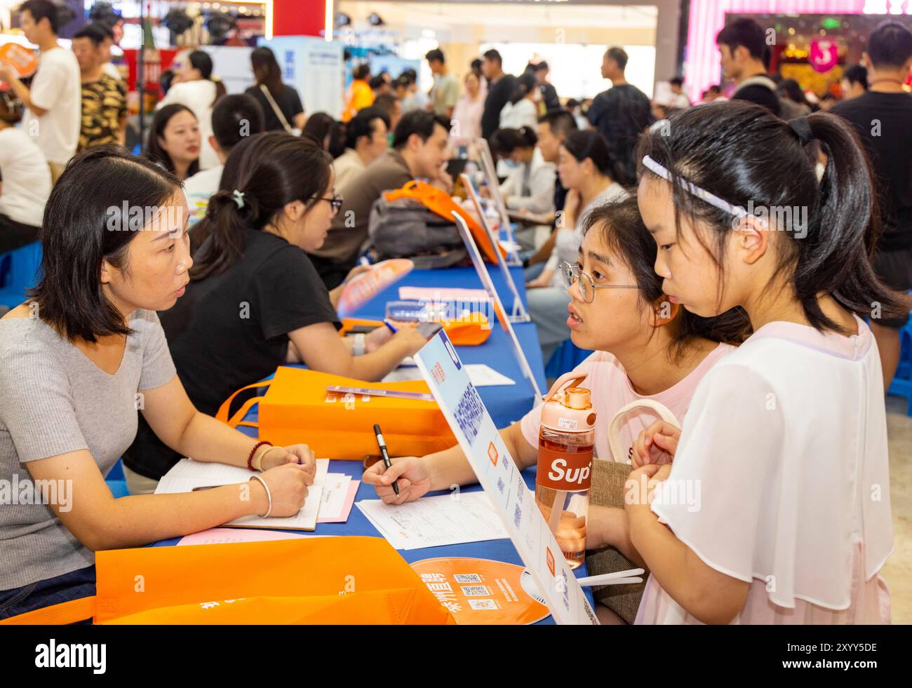 TAIZHOU, CINA - 31 AGOSTO 2024 - chi cerca lavoro comunica con i datori di lavoro in una fiera del lavoro a Taizhou, provincia di Jiangsu, Cina, 31 agosto 2024. Foto Stock